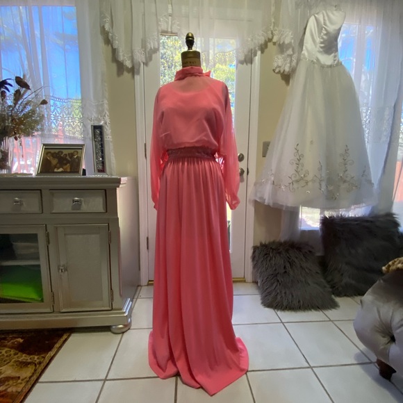 Dresses - Picture 2 of 12